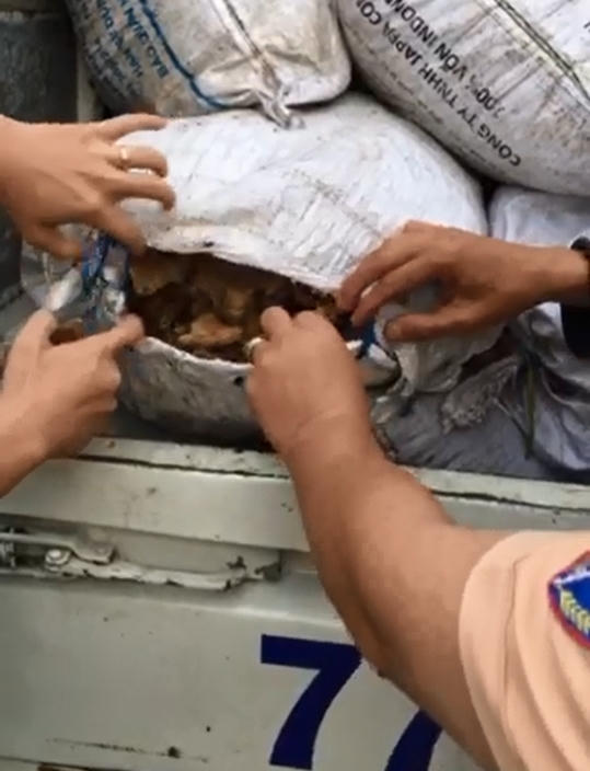 Các cơ quan chức năng đang kiểm tra số hàng trên xe.