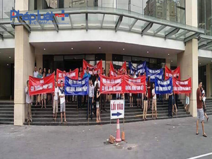 Hàng trăm cư dân hiện đang sinh sống tại tòa nhà Helios 75 Tam Trinh đã tập trung cùng với băng rôn, biểu ngữ xuống đường biểu tình.