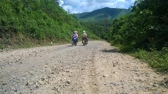 Việc đi lại của người dân hết sức khó khăn ở Quốc lộ 24 đoạn qua xã Hiếu, huyện Kon Plông.