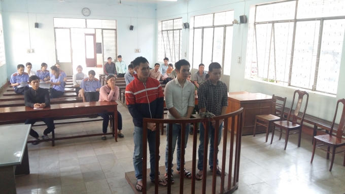 Ba anh em trước vành móng ngựa.