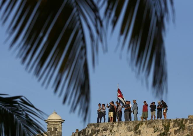 Người dân Cuba cầm quốc kỳ tiễn biệt lãnh tụ Fidel Castro. (Ảnh: Reuters)