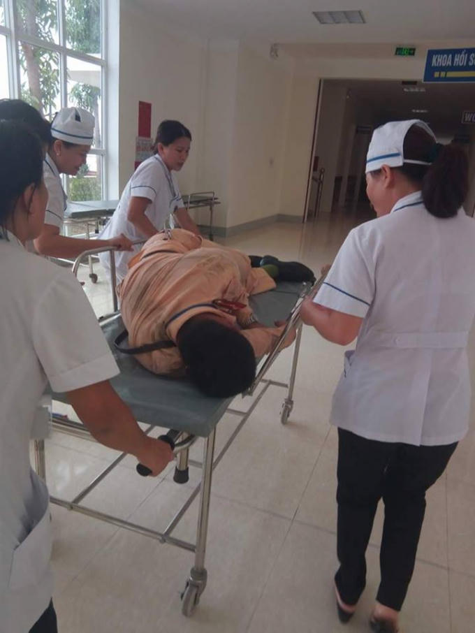 Thượng úy Nguyễn Anh Đức nhanh chóng được đồng đội đưa vào bệnh viện cấp cứu.