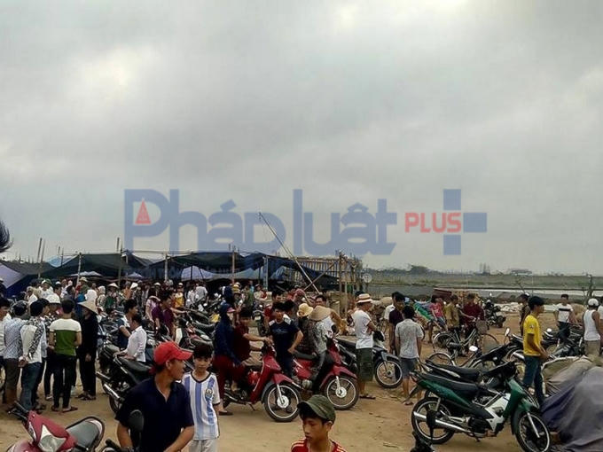 Rất đông người dân theo dõi lực lượng chức năng tìm kiếm 3 học sinh bị sóng cuốn mất tích.