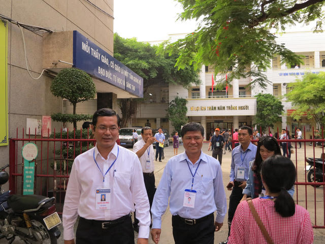 Thứ trưởng Bộ GD-ĐT Nguyễn Văn Phúc dẫn đầu đoàn công tác của Bộ kiểm tra công tác tổ chức thi THPT quốc gia tại TPHCM