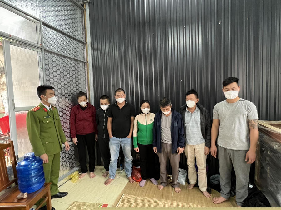 Các đối tượng đánh bạc bị bắt giữ.