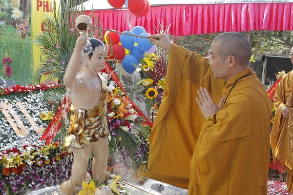 Theo các vị Tổ dạy, nước tắm Phật phải lấy từ tánh thiên chơn hay từ vô thức, vô tâm của chúng ta, nghĩa là cùng tột của sự giải thoát.