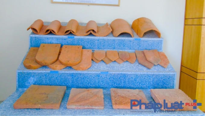 Ngói ngói âm dương, ngói mũi sen đơn, ngói mũi sen kép, ngói mũi lá, ngói bò nóc được sử dụng trong xây dựng thời kỳ này (Ảnh: Hà Đương).