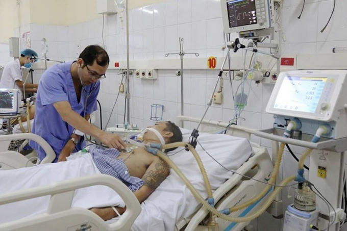 Nạn nhân ngộ độc rượu được điều trị tích cực tại Bệnh viện đa khoa Quảng Ninh. Ảnh: BVQN