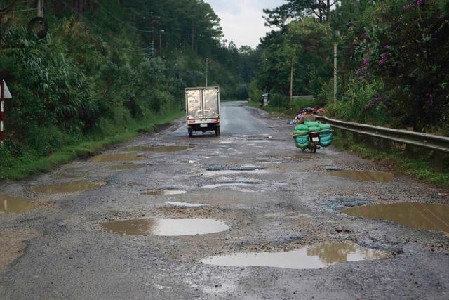 Hãi hùng tuyến đường cửa ngõ Đà Lạt