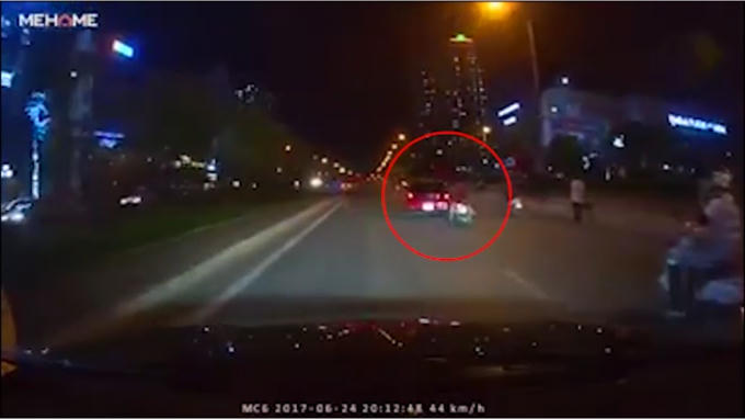 Hình ảnh tài xế ô tô tăng ga tạt đầu xe máy chở 3 thanh niên.