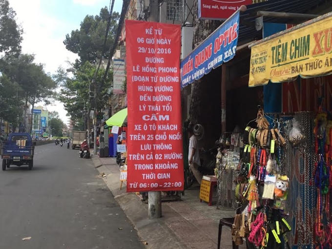 Biển cấm xe khách Thành Bưởi lưu thông 2 chiều trên đường Vĩnh Viễn.