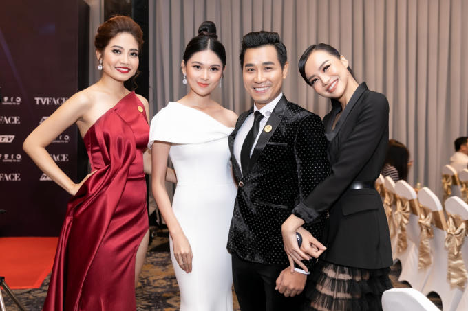 Tại sự kiện Thuỳ Dung hội ngộ Nguyễn Thị Loan. Năm 2017, trước khi dự thi Miss International tại Nhật Bản, Thùy Dung được đàn chị hướng dẫn, đào tạo catwalk nên họ xem nhau như thầy trò, gắn bó thân thiết. Xuất hiện tại sự kiện, Nguyễn Thị Loan trung thành phong cách gợi cảm quen thuộc.