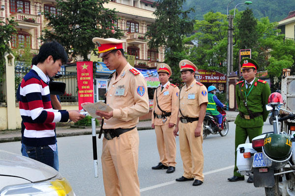 Tăng cường tuần tra, xử lý vi phạm về trật tự an toàn giao thông. (Ảnh: Báo Lào cai)