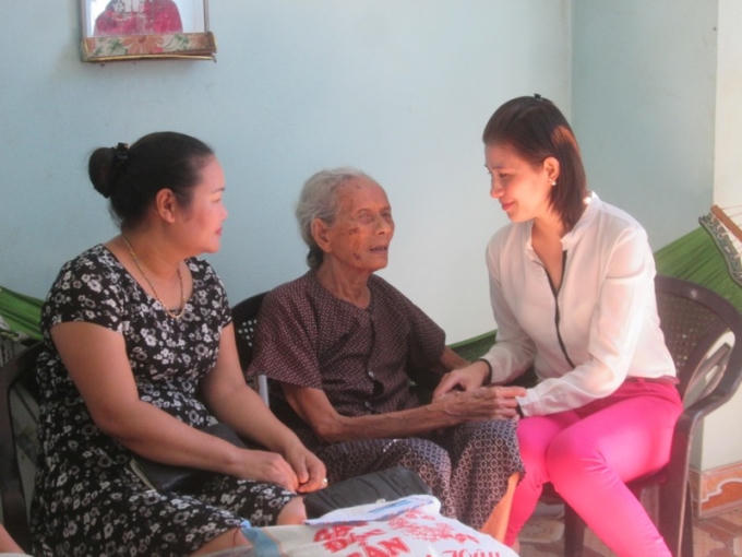 Chị Giang (áo trắng) cùng bạn bè đến trò chuyện, thăm hỏi sức khỏe cụ Sâm.