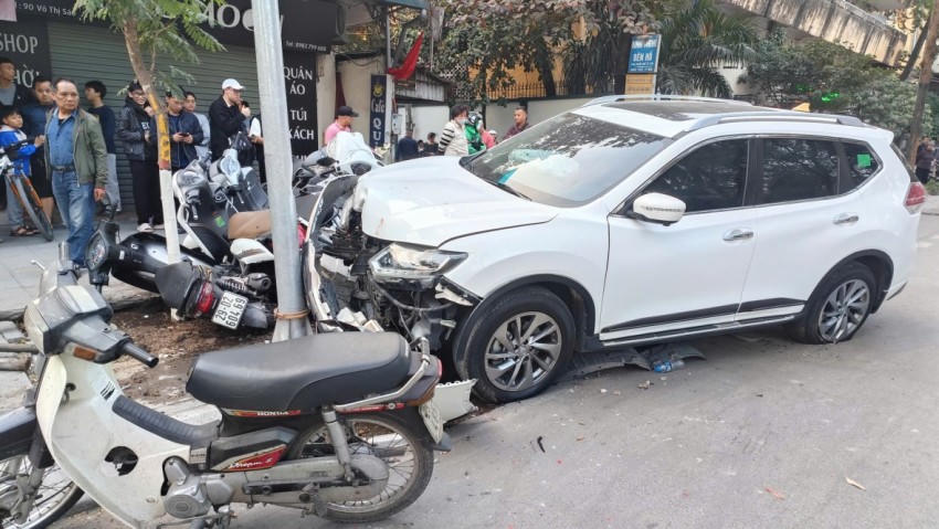 Hiện trường vụ ô tô tông liên hoàn hàng loạt xe máy ở Hà Nội chiều ngày 1/1 khiến một người bị thương.