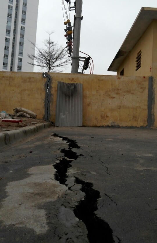 Hình ảnh viết nứt tại Bệnh viện Nội tiết TW khi chưa được khắc phục tạm thời (Ảnh Quang Đông).