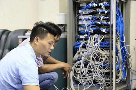 Trong khi thi, nếu thí sinh gặp sự cố về máy tính hay những bất thường khác thì cần phải báo ngay cho cán bộ coi thi.