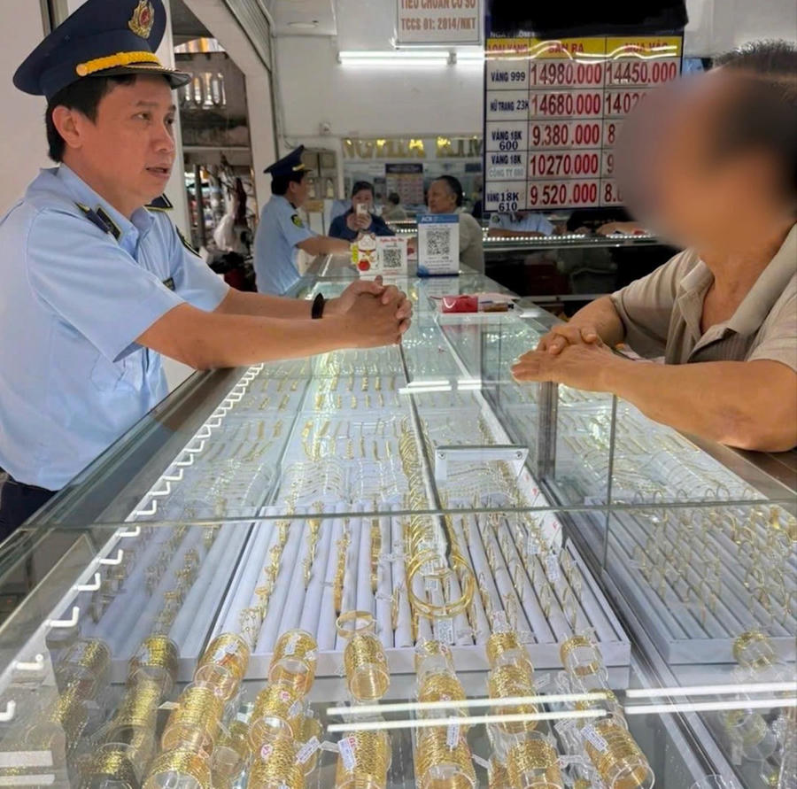 Đoàn kiểm tra làm việc tại doanh nghiệp kinh doanh vàng vi phạm (Ảnh Chi cục Quản lý thị trường Vĩnh Long).