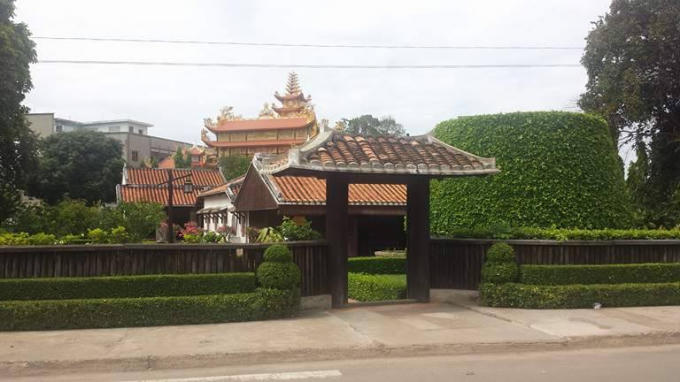 Trường Dục Thanh được xây dựng năm 1907 trên phần đất gia đình cụ Nguyễn Thông nay là số 39 Trưng Nhị, phường Đức Nghĩa, TP Phan Thiết, tỉnh Bình Thuận. Từ khi thành lập được gọi là Dục Thanh Học Hiệu là tên viết tắt của “Giáo dục Thanh thiếu niên”. Đây là trường tư thục có nội dung giảng dạy tiến bộ ở tỉnh Bình Thuận lúc bấy giờ.