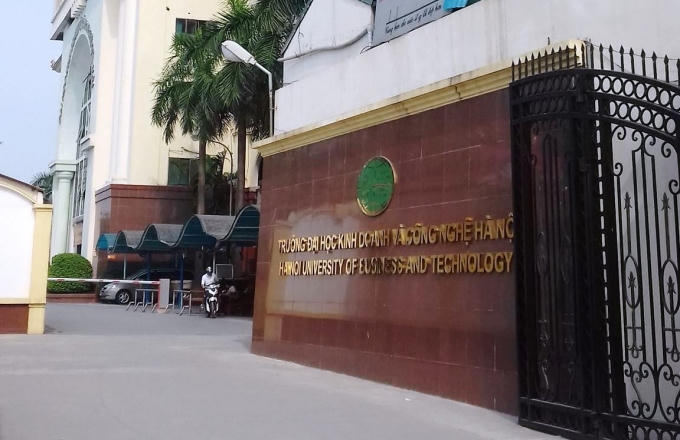 Sự việc bị "treo" bằng đã khiến hàng trăm sinh viên bức xúc và cho rằng sẽ ảnh hưởng rất lớn đến tương lai.