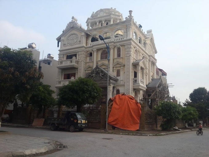 Căn biệt thự Ngọc Ánh hoàng tráng đang trong giai đoạn hoàn thiện, xây vượt tầng, phá vỡ quy hoạch được duyệt.