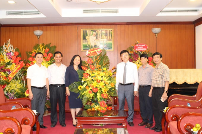 Bổ trưởng Lê Thành Long thăm và chúc mừng ban Tuyên giáo Trung Ương.