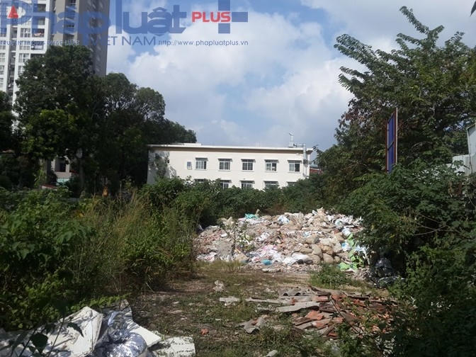 Bên trong dự án là 1 bãi đất hoang.