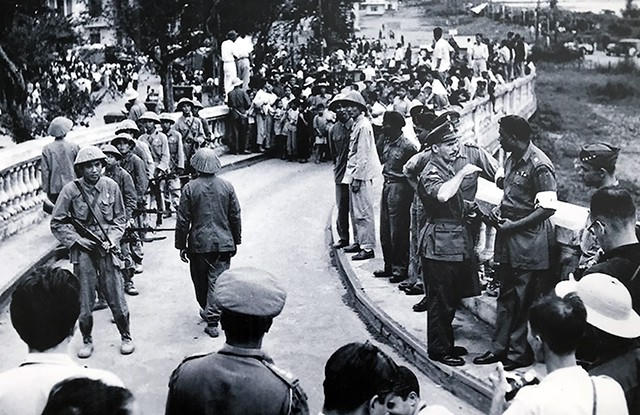 Hình ảnh bàn giao, tiếp quản giữa binh sĩ Pháp và Quân đội Nhân dân Việt Nam tại cầu Long Biên, ngày 9/10/1954.