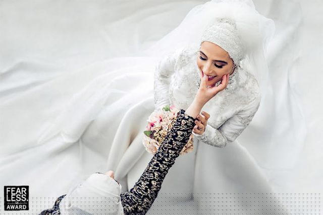 Một người bạn đang giúp lau son dính lên răng của cô dâu. Ảnh của Amer Nabulsi, năm 2017.