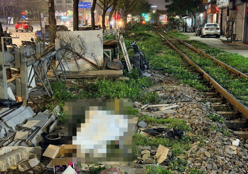 Người đi xe mô tô bị văng ra xa và tử vong tại chỗ.