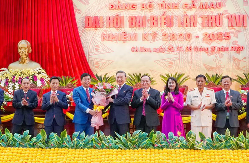 Lãnh đạo tỉnh Cà Mau tặng hoa và cám ơn Đại tướng Tô Lâm, Ủy viên Bộ Chính trị, Bí thư Trung ương Đảng, Bộ trưởng Bộ Công an dự và chỉ đạo Đại hội (Nguồn: Ảnh do Đại hội cung cấp).