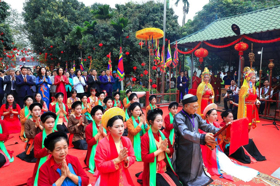Lãnh đạo Thành phố và nhân dân xã Ô Diên dâng hương tại Di tích Lăng Văn Sơn.