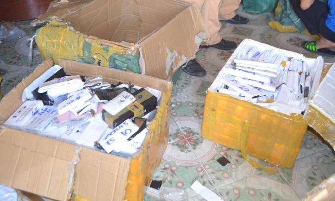 Qua kiểm đếm lô hàng trên gồm: 500 cái sạc pin điện thoại các loại; 500 cái sạc pin dự phòng, 7.000 viên pin điện thoại các loại; hơn 2.000 màn hình điện thoại các loại; 106 màn hình Ipad… Tổng giá trị lô hàng gần 1 tỷ đồng.