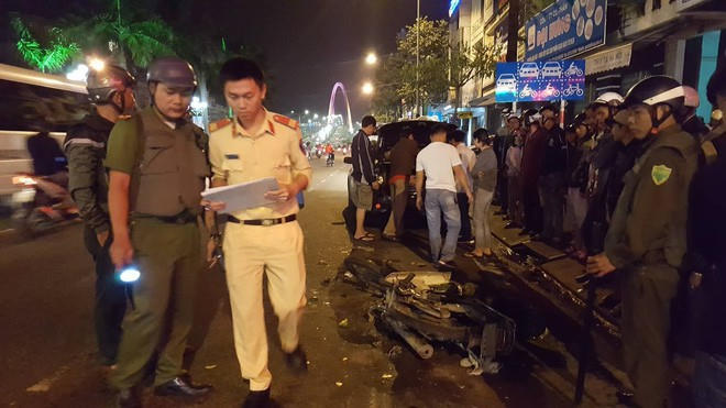 Lực lượng chức năng khám nghiệm hiện trường.