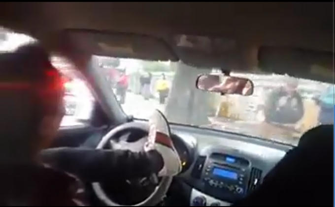 Lái xe bằng chân là hành động thách thức "tử thần" và pháp luật. (Ảnh cắt từ clip)