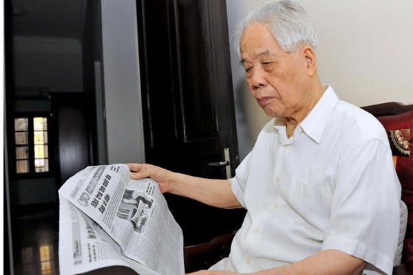 Hàng ngày, nguyên Tổng bí thư Đỗ Mười vẫn đọc báo, xem tivi theo dõi tin tức