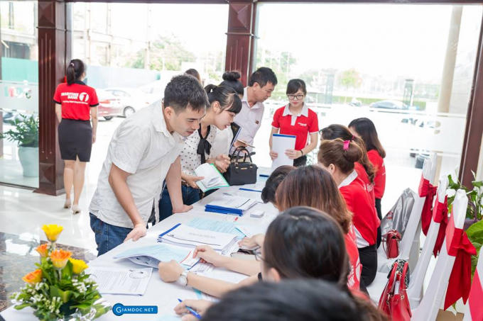 Học viên lần lượt đến đăng ký tham gia tập huấn.