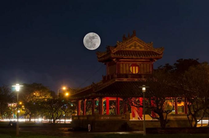 Siêu trăng lung linh ở Phu Văn Lâu.
