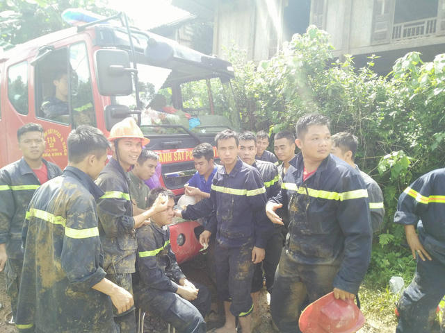 Lực lượng cứu hộ nghỉ ngơi ăn uống lấy sức sau cả buổi vật lộn.