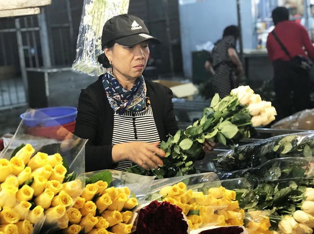 Với nhiều tiểu thương, ngày lễ là dịp hái ra tiền, bởi lượng khách tập trung đến chợ khá lớn, lượng hàng bán ra nhiều, gấp 4 - 5 lần ngày thường