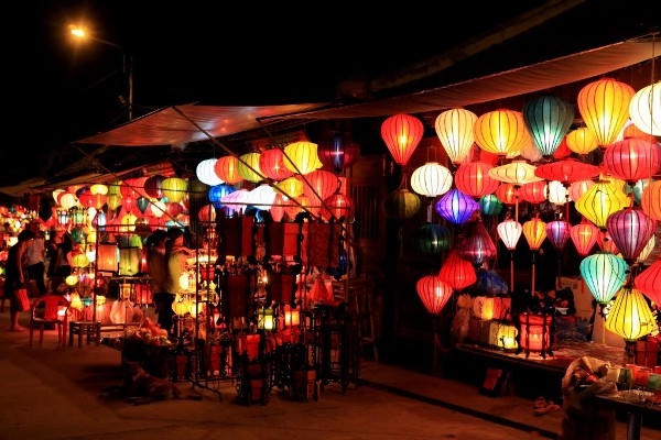 Phố cổ Hội An về đêm lung linh và yên bình.
