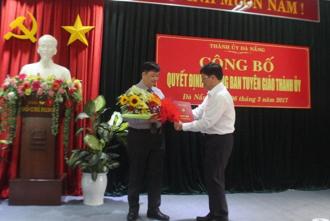 Ông Đặng Việt Dũng (bên trái) trong ngày được điều động về làm Trưởng Ban Tuyên giáo Thành ủy Đà Nẵng