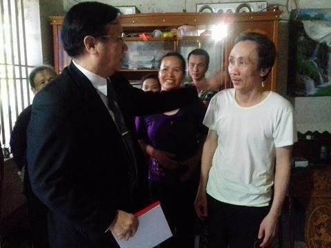 Luật sư Lê Xuân Thảo chúc mừng ông Hàn Đức Long khi ông được minh oan.