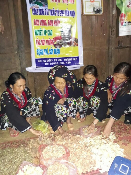 Mẹ Mế truyền nghề cho các con