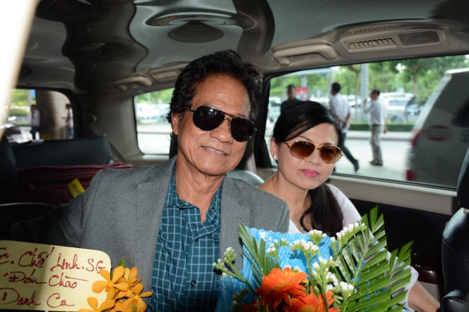 Chế Linh rạng rỡ cùng vợ về Việt Nam chuẩn bị cho liveshow tại Hà Nội