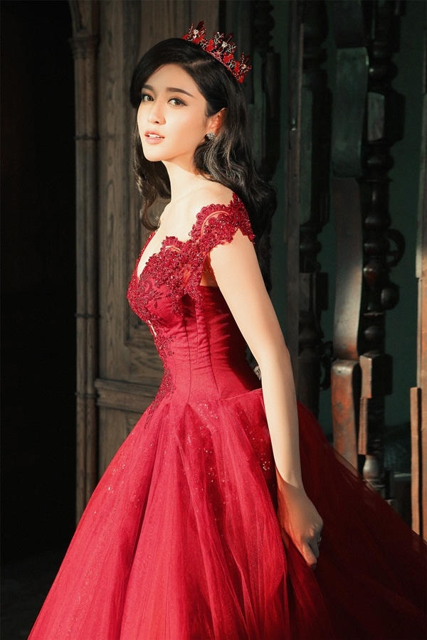 Á hậu Huyền My xinh đẹp như một nàng công chúa trong chiếc đầm màu đỏ được thiết kế bồng bềnh, lãng mạn. Ảnh: FB Nguyễn Trần Huyền My.
