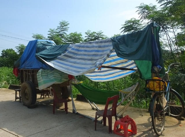 Những lều lán đơn sơ dựng tạm trong những ngày mưa lũ