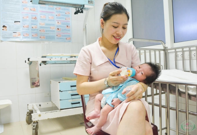 Bé Kẹo được các điều dưỡng viên chăm sóc tận tình, sức khỏe của cháu ổn định, rất ngoan ngoãn và ít quấy khóc.