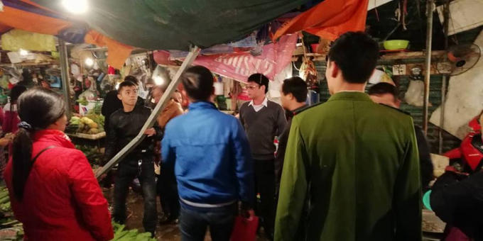 Thanh thép dài khoảng 2m như một "lưỡi hái tử thần" lao từ công trình cao tầng xuống khu chợ đông người khiến người dân hoảng loạn.