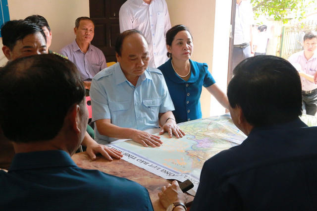Cuộc họp nhanh giữa Thủ tướng Chính phủ và lãnh đạo tỉnh Ninh Bình ngay tại đập tràn Lạc Khoái.